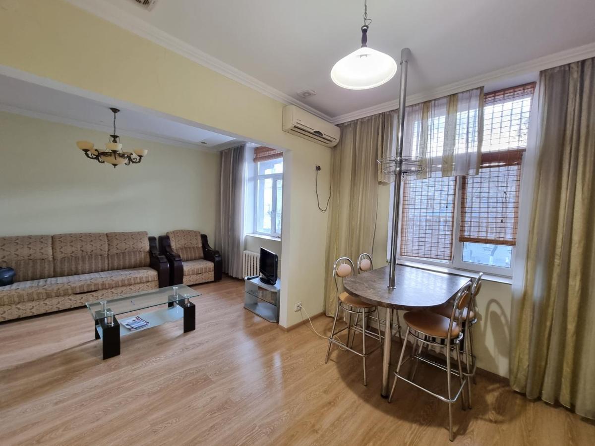 Stefan Cel Mare Apartment With 2 Rooms In The Heart Of Chişinău Extérieur photo